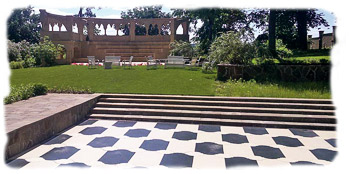 Тротуарная плитка в замке Максима Галкина и Аллы Пугачевой